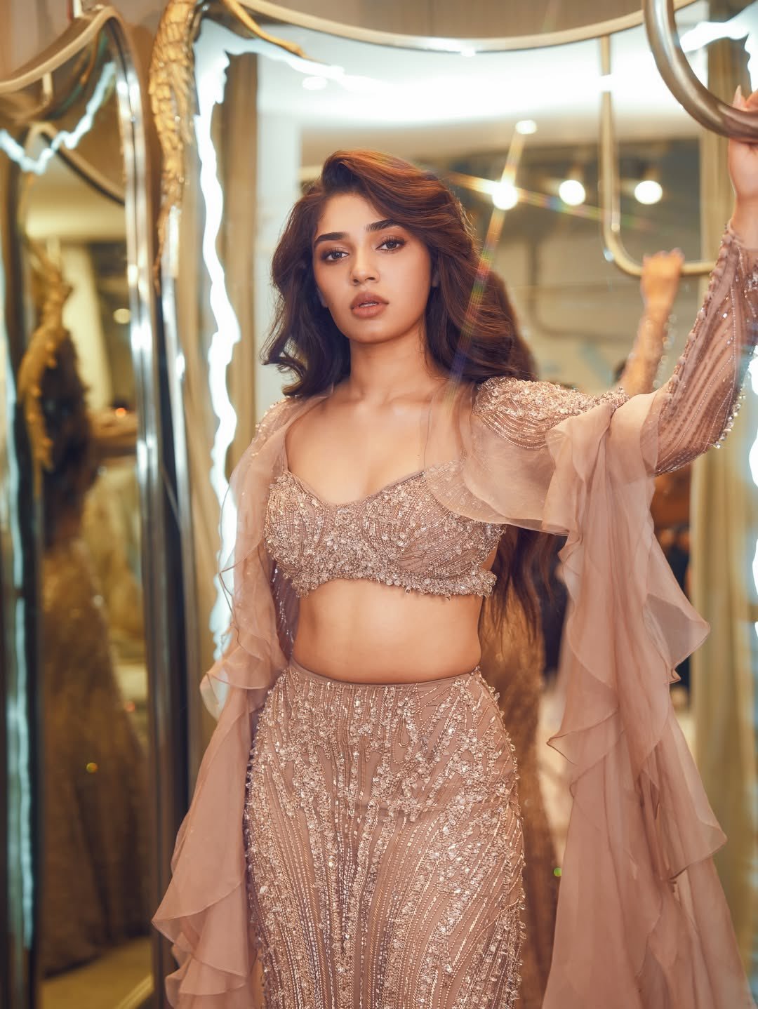 Krithi Shetty | కృతిశెట్టి గ్లామర్ ట్రీట్ - కారా వ్యాన్లో కిరాక్ ఫోజులు