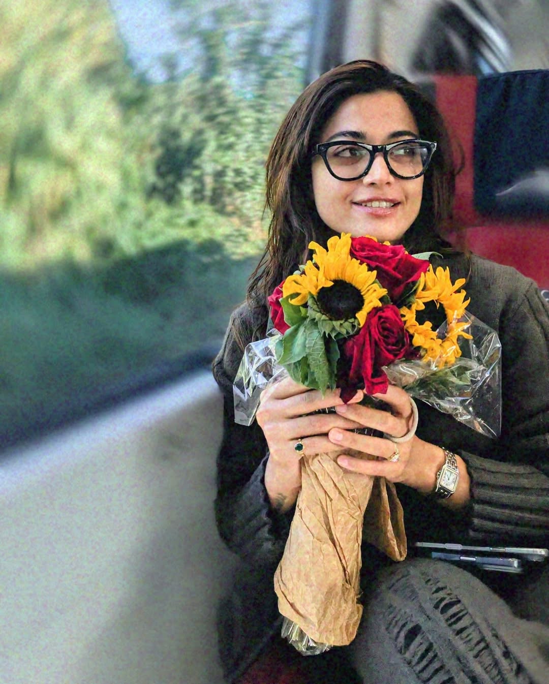 రష్మిక షేర్ చేసిన ఫొటోల్లో విజయ్ మాత్రం కనిపించలేదు.