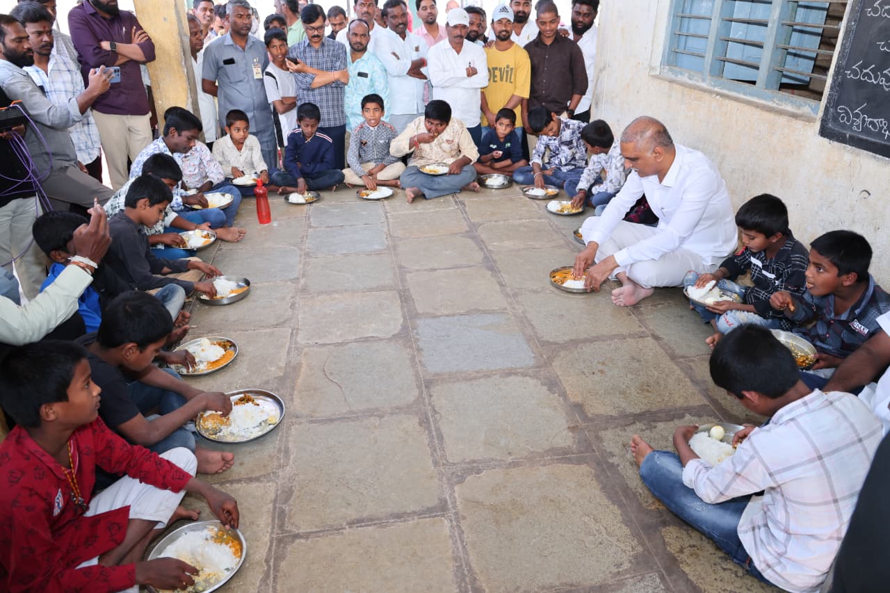 Harish Rao | హాస్టల్ విద్యార్థులకు రేవంత్ సరైన అన్నం పెట్టడం లేదు: హరీశ్రావు