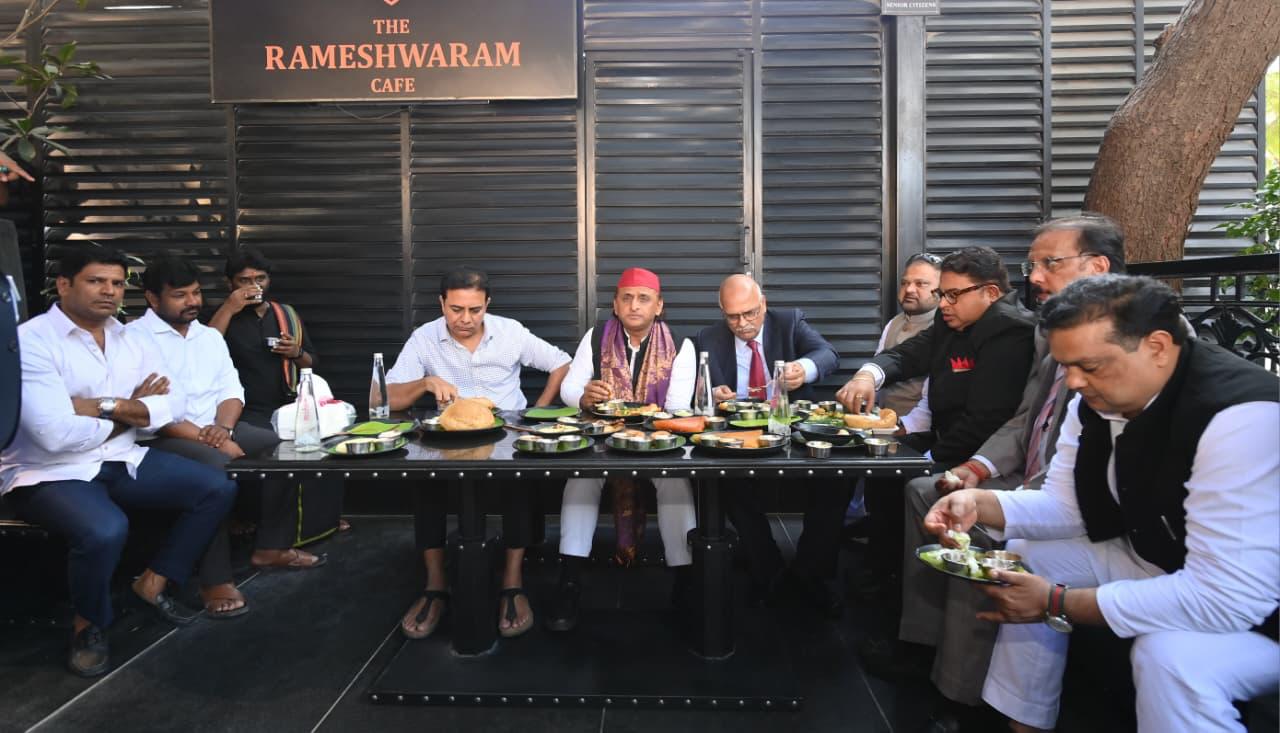 Akhilesh Yadav | రామేశ్వరం కేఫ్లో అఖిలేష్ యాదవ్, కేటీఆర్ భోజనం