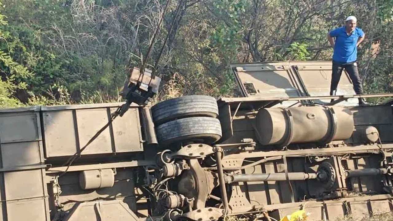 Road Accident | సంగారెడ్డి జిల్లాలో ప్రయివేటు ట్రావెల్స్ బస్సు బోల్తా.. ఇద్దరికి తీవ్ర గాయాలు