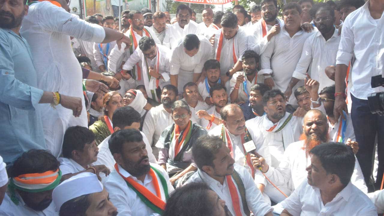 National Herald | గాంధీభవన్ వద్ద ఉద్రిక్తత... కాంగ్రెస్ శ్రేణులను అడ్డుకున్న పోలీసులు