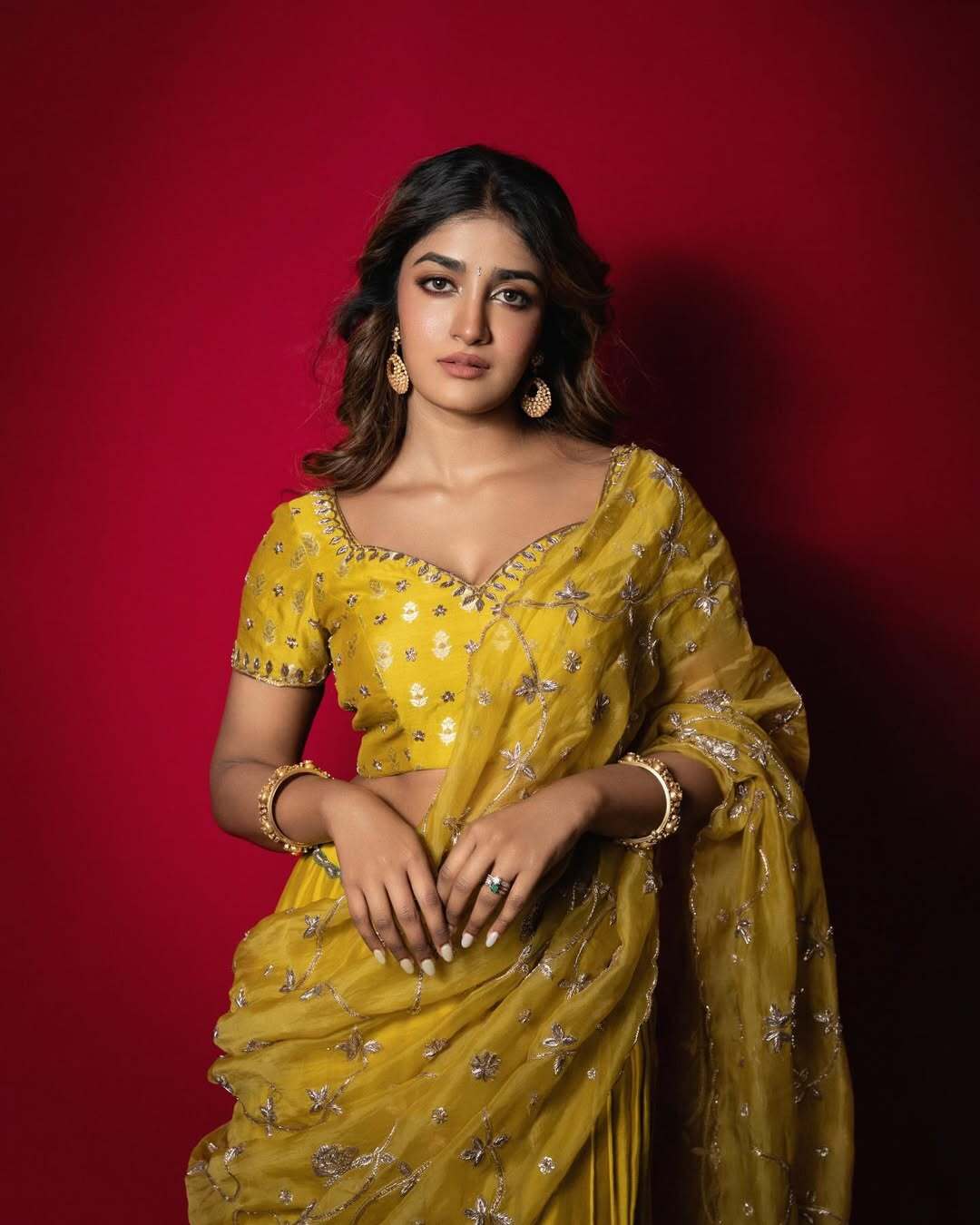రవితేజ, డింపుల్ హయతి కాంబినేషన్లో రూపొందిన ఖిలాడీ డిజాస్టర్గా నిలిచింది.