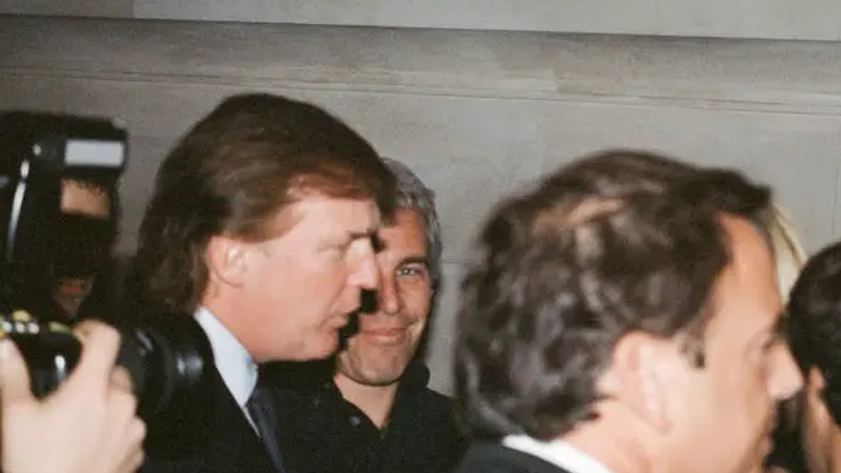 Epstein Files | ఎప్స్టీన్ ఫైల్స్ నుంచి ట్రంప్ ఫోటో మాయం.. 16 కీలక పత్రాలను తొలగించిన యూఎస్ సర్కార్