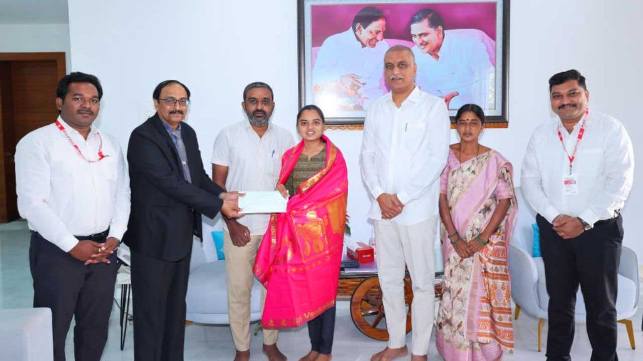 Harish Rao | పేద విద్యార్థిని వైద్య విద్య కోసం.. తన ఇంటిని తనఖా పెట్టిన హరీశ్రావు