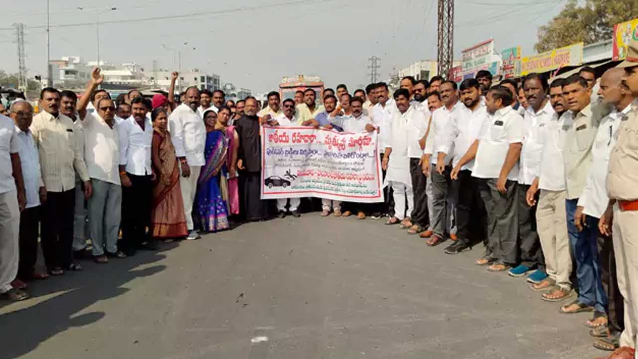 Hayathnagar | హయత్నగర్లో స్థానికుల ఆందోళన.. హైవేపై భారీగా ట్రాఫిక్ జామ్