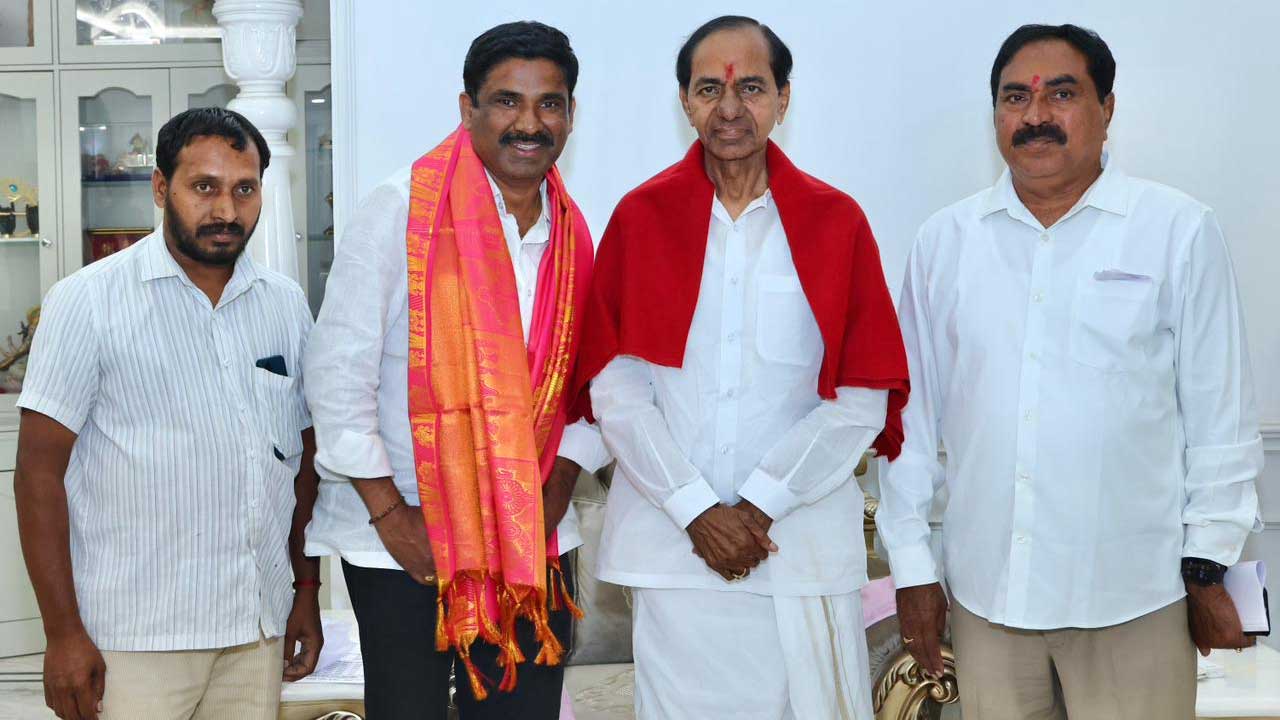 KCR | ఎన్నారై ఎర్రంరెడ్డి తిరుప‌తి రెడ్డిని అభినందించిన కేసీఆర్