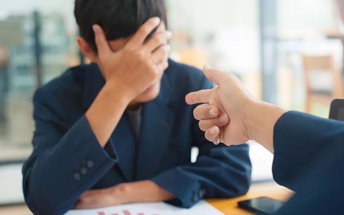 Loan Recovery Agents | లోన్ తీసుకుని కట్టకపోతే నరకమే.. పెరిగిపోతున్న రికవరీ ఏజెంట్ల దారుణాలు..