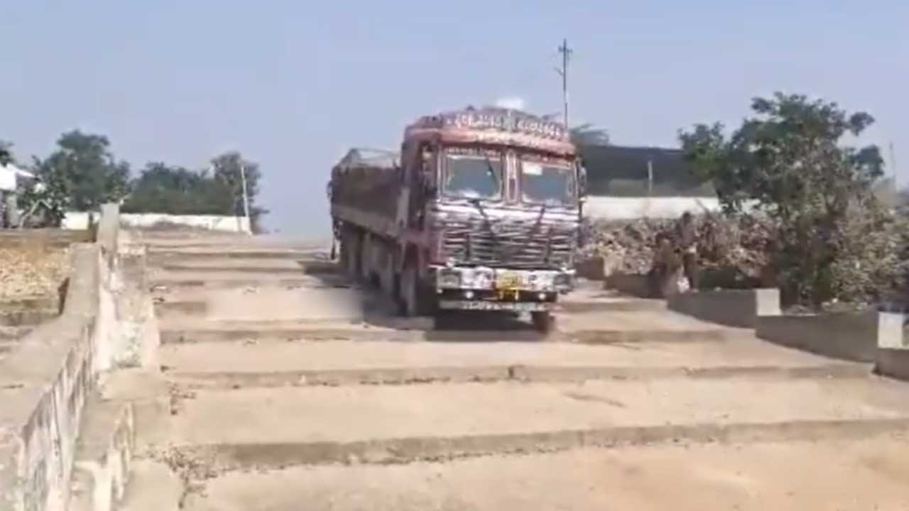 Jurala | గూగుల్ మ్యాప్ను నమ్ముకున్న డ్రైవర్.. పుష్కర ఘాట్లోకి లారీ