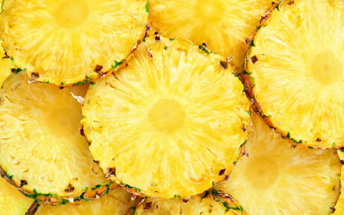 Eating Pineapple | పైనాపిల్ పండ్లను తిన్నప్పుడు నాలుక పగిలినట్లు అయి మంటగా అనిపిస్తుంది.. ఎందుకని..?