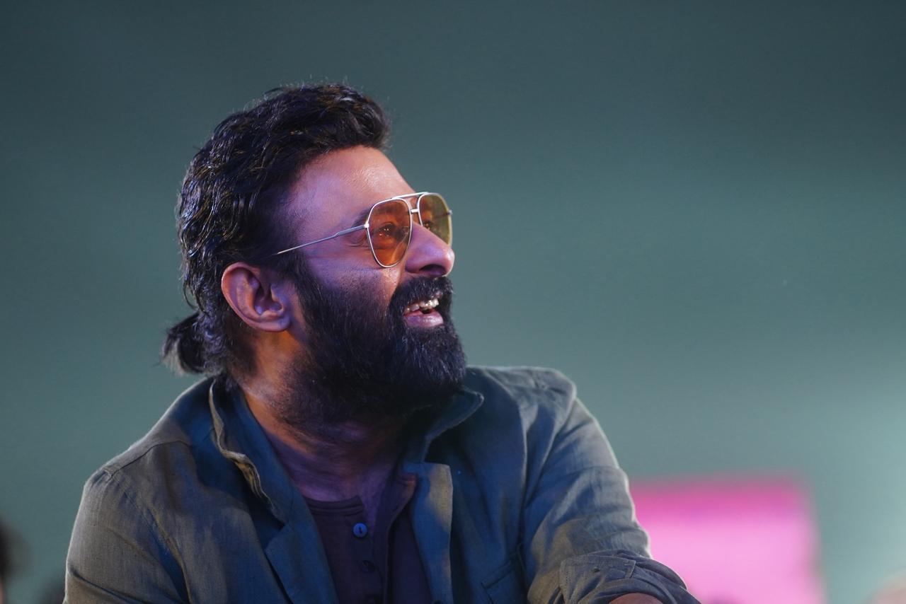 రాజాసాబ్ ప్రీ రిలీజ్ ఈవెంట్లో డిఫరెంట్ లుక్తో కనిపించారు. స్పిరిట్ లుక్ ఇదంటూ ప్రచారం జరుగుతోంది.