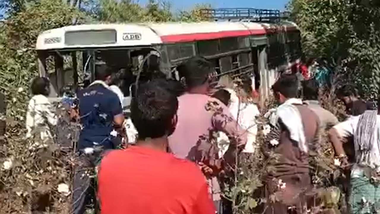 TGSRTC | పంట పొలాల్లోకి దూసుకెళ్లిన ఆర్టీసీ బస్సు.. 30 మంది ప్రయాణికులకు గాయాలు