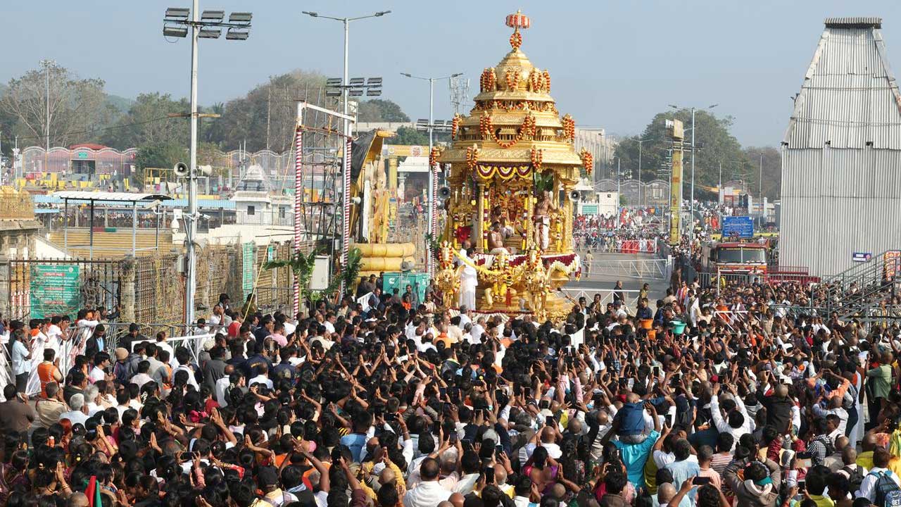 Vaikunta Ekadashi | వైకుంఠ ఏకాదశి.. తిరుమలలో వైభవంగా స్వర్ణ రథోత్సవం.. దృశ్య మాలిక