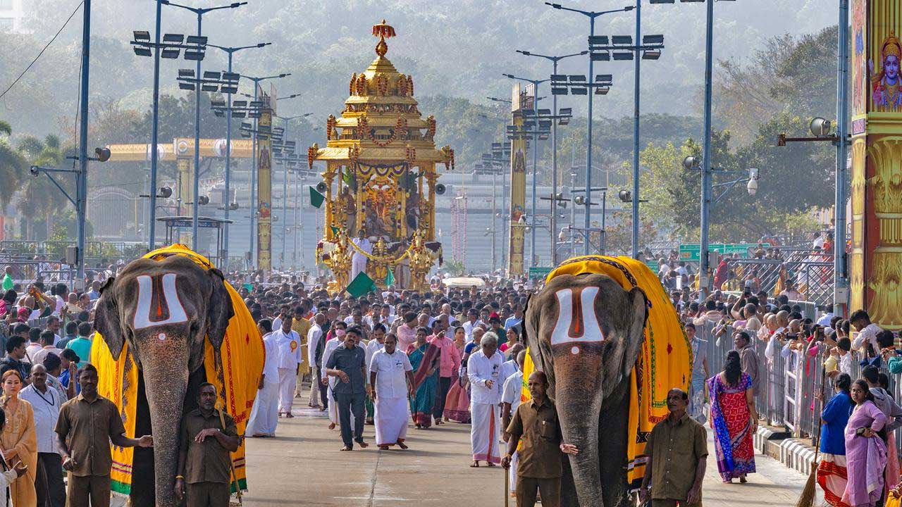 తిరువీధుల్లో స్వర్ణ రథం ఊరేగింపు