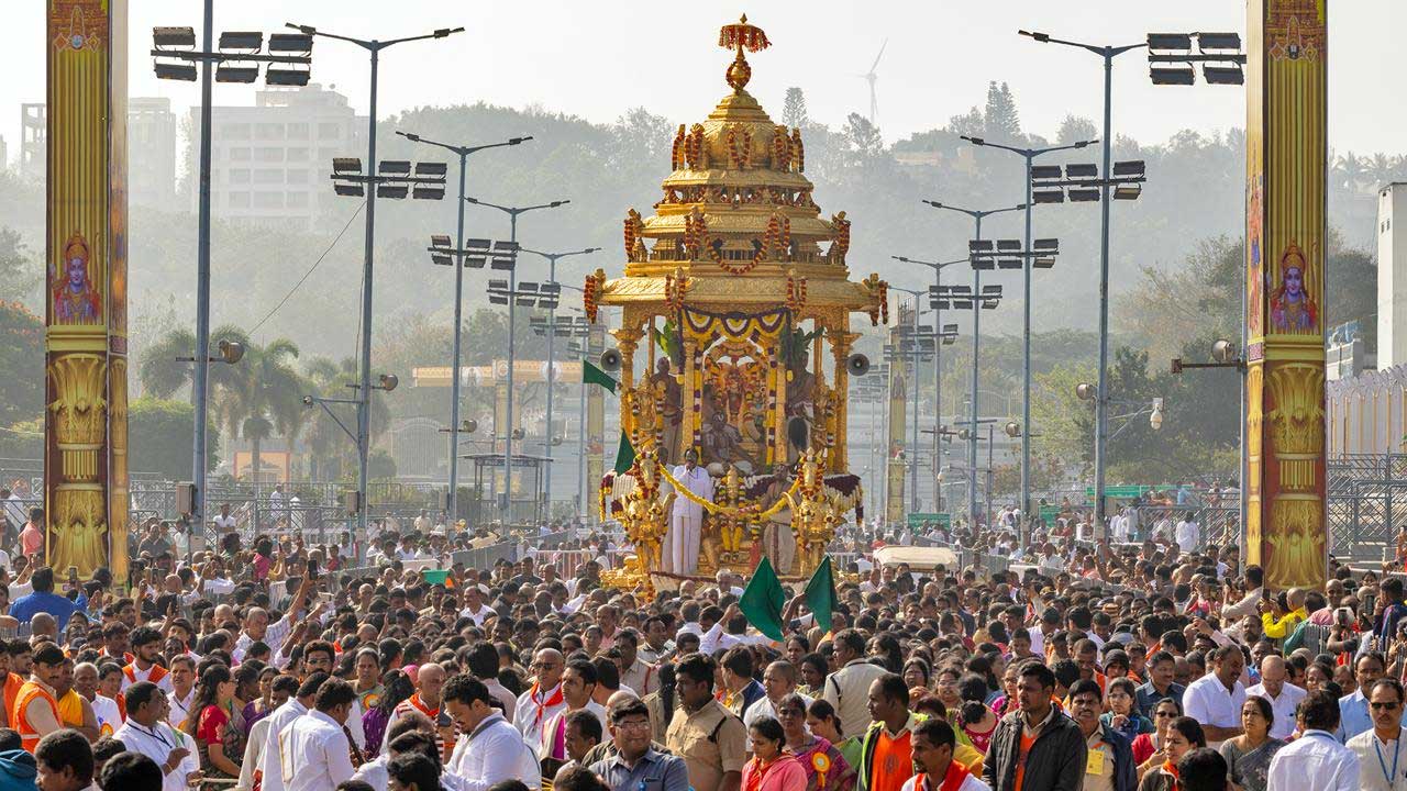 ఊరేగింపులో భక్తుల తన్మయత్వం