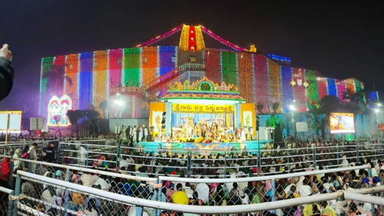తిరుమలలో వైకుంఠ ఏకాదశి శోభను వీక్షిస్తున్న భక్తులు