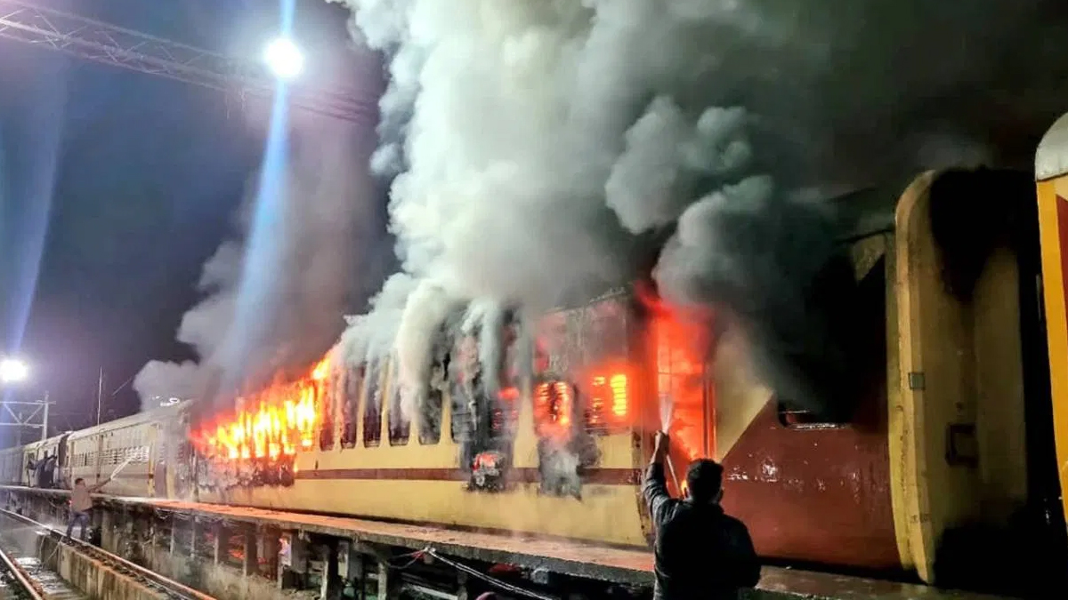 Andhra Train Fire | ఎర్నాకుళం ఎక్స్ప్రెస్ రైలులో అగ్ని ప్రమాదం.. రెండు ఏసీ బోగీలు దగ్ధం