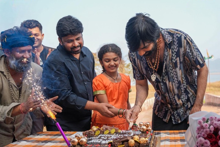 ఇరుముడి మూవీకి శివ నిర్వాణ దర్శకత్వం వహిస్తున్నారు. ఇందులో అయ్యప్పస్వామి భక్తుడిగా రవితేజ కనిపించబోతున్నారు.