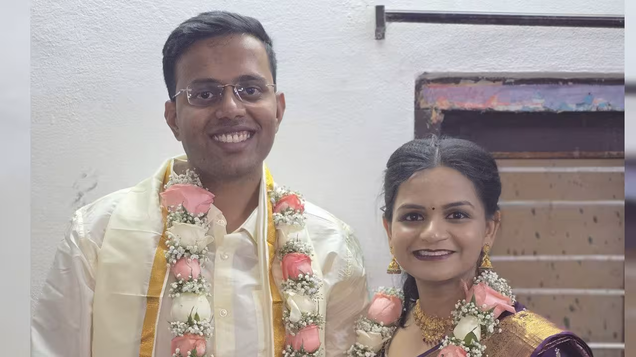 Register Marriage | ఆమె ఐపీఎస్.. అతడు ఐఏఎస్.. సబ్రిజిస్ట్రార్ ఆఫీస్లో ఆదర్శ వివాహం