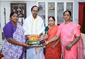 KCR | బాగున్నారా.. అమ్మా.. మహిళా మంత్రులకు కేసీఆర్ ఆత్మీయ పలకరింపు