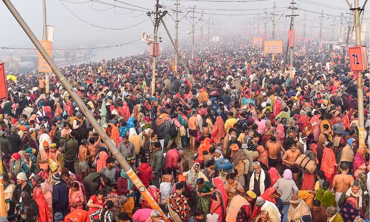 Magh Mela Snan | మౌని అమావాస్య.. త్రివేణి సంగమంలో భక్తుల స్నానాలు..!