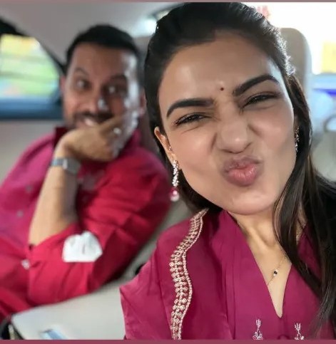 పెళ్లి తర్వాత భర్త రాజ్ నిడిమోరుతో సంక్రాంతి రోజు దిగిన ఓ ఫొటోను సోషల్ మీడియాలో పోస్ట్ చేసింది సమంత. సంక్రాంతి వైబ్స్ అంటూ క్యాప్షన్ జోడించింది.