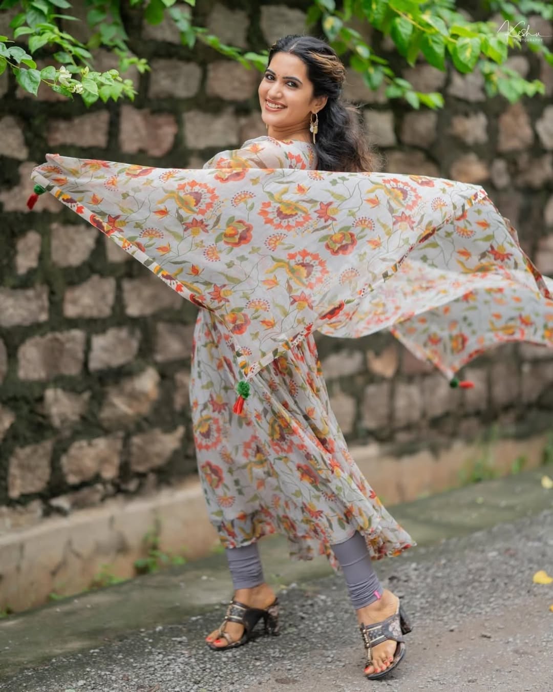 సుహాస్ హీరోగా నటిస్తున్న హే భగవాన్ మూవీలో స్రవంతి కీలక పాత్రలో నటిస్తోంది.