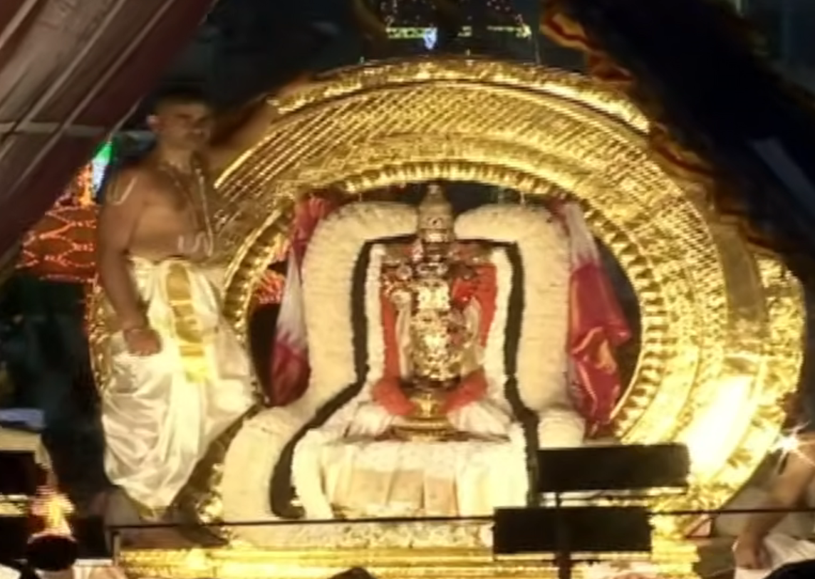 మధ్యాహ్నం సమయంలో చక్రస్నానం వేడుక కనుల పండువగా సాగింది. రథసప్తమి పర్వదినాన్ని తిరుమలలో సామాన్య శకం 1564 నుంచి జరుపుతున్నట్లుగా శాసనాధారాలు ఉన్నాయి.