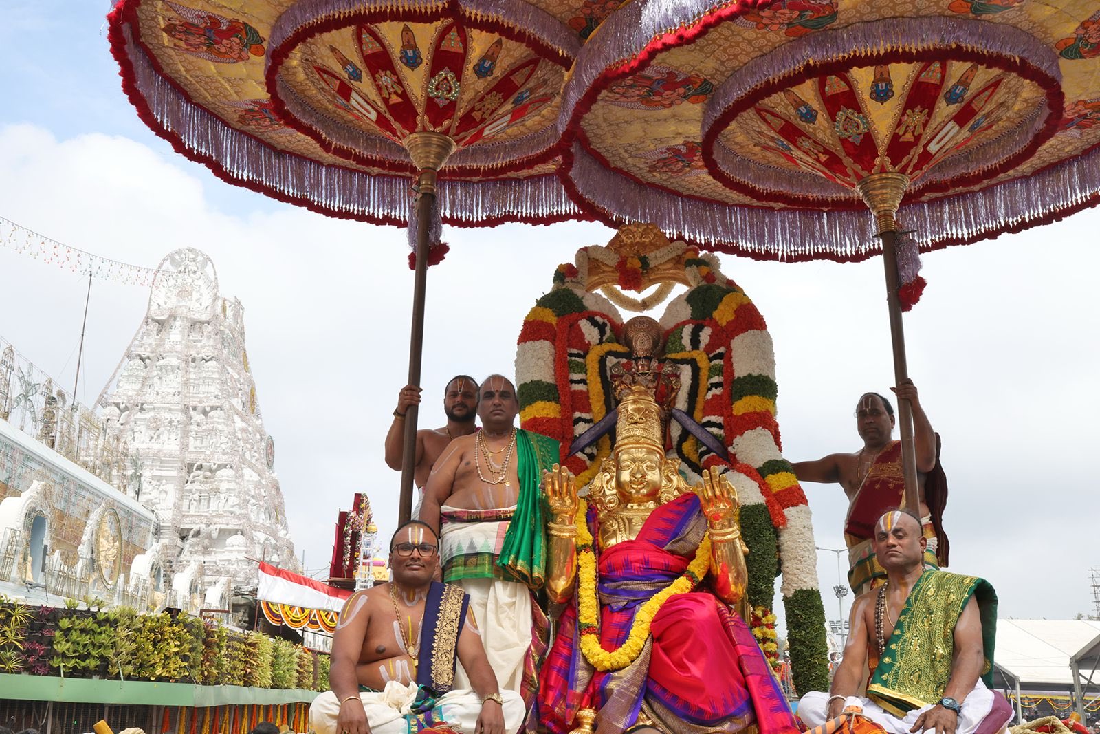 గరుడ వాహనంపై స్వామివారు..
