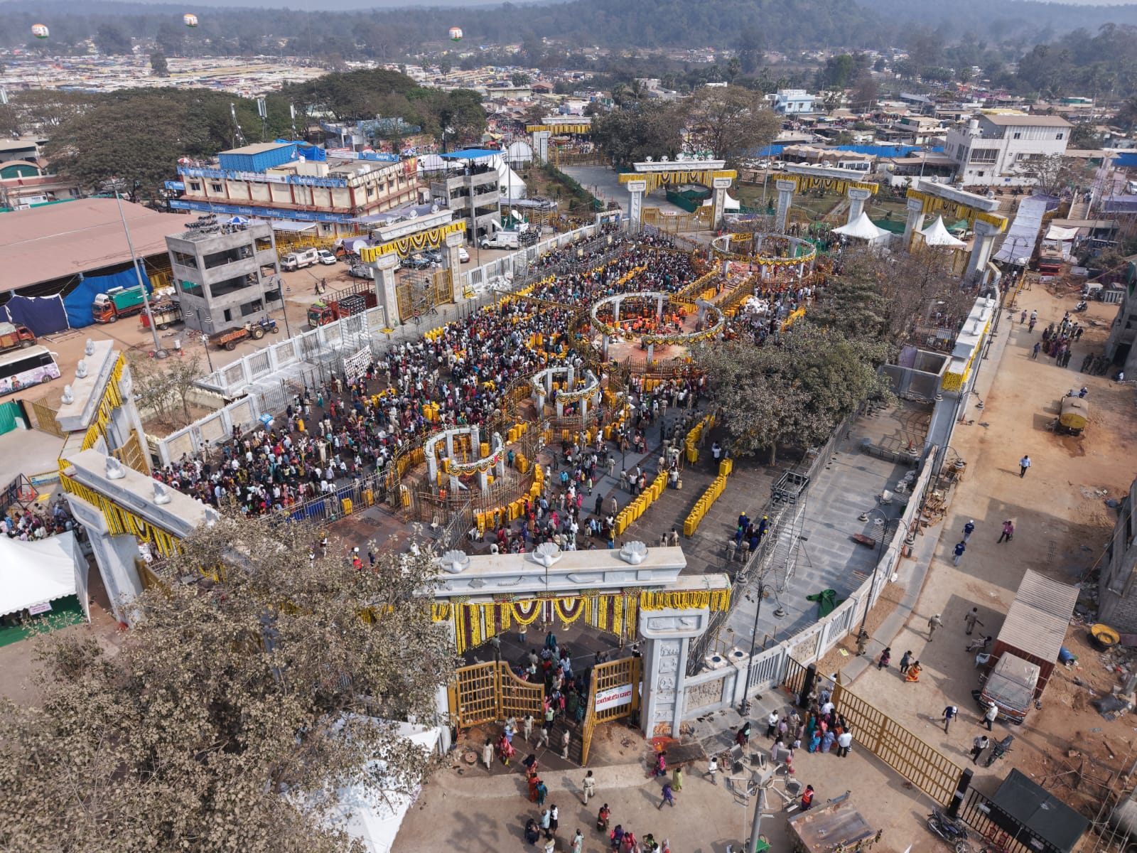 Medaram Jatara 2026 | మేడారం జాతర 2026: వైభవంగా సారలమ్మ రాక.. కన్నుల పండుగగా జాతర దృశ్యాలు - Image 20