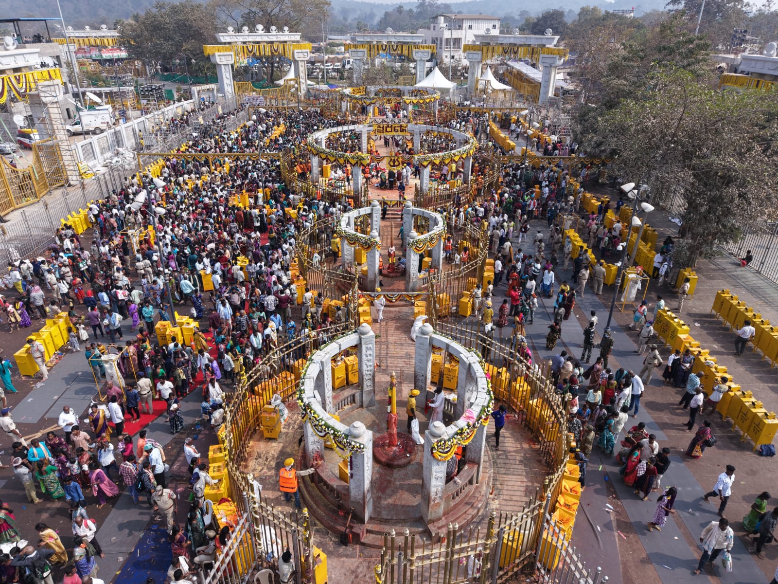 Medaram Jatara 2026 | మేడారం జాతర 2026: వైభవంగా సారలమ్మ రాక.. కన్నుల పండుగగా జాతర దృశ్యాలు - Image 21