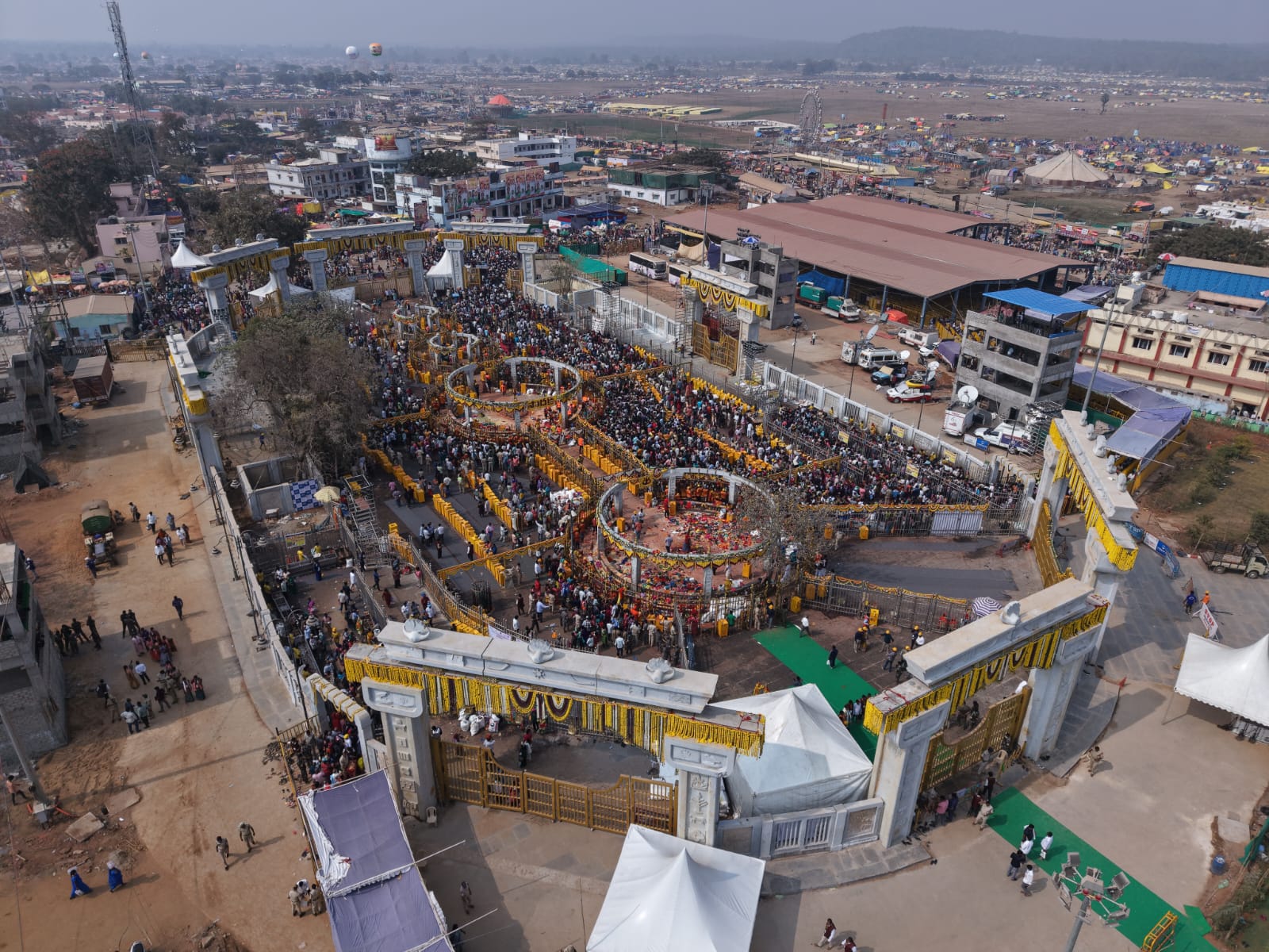 Medaram Jatara 2026 | మేడారం జాతర 2026: వైభవంగా సారలమ్మ రాక.. కన్నుల పండుగగా జాతర దృశ్యాలు - Image 18