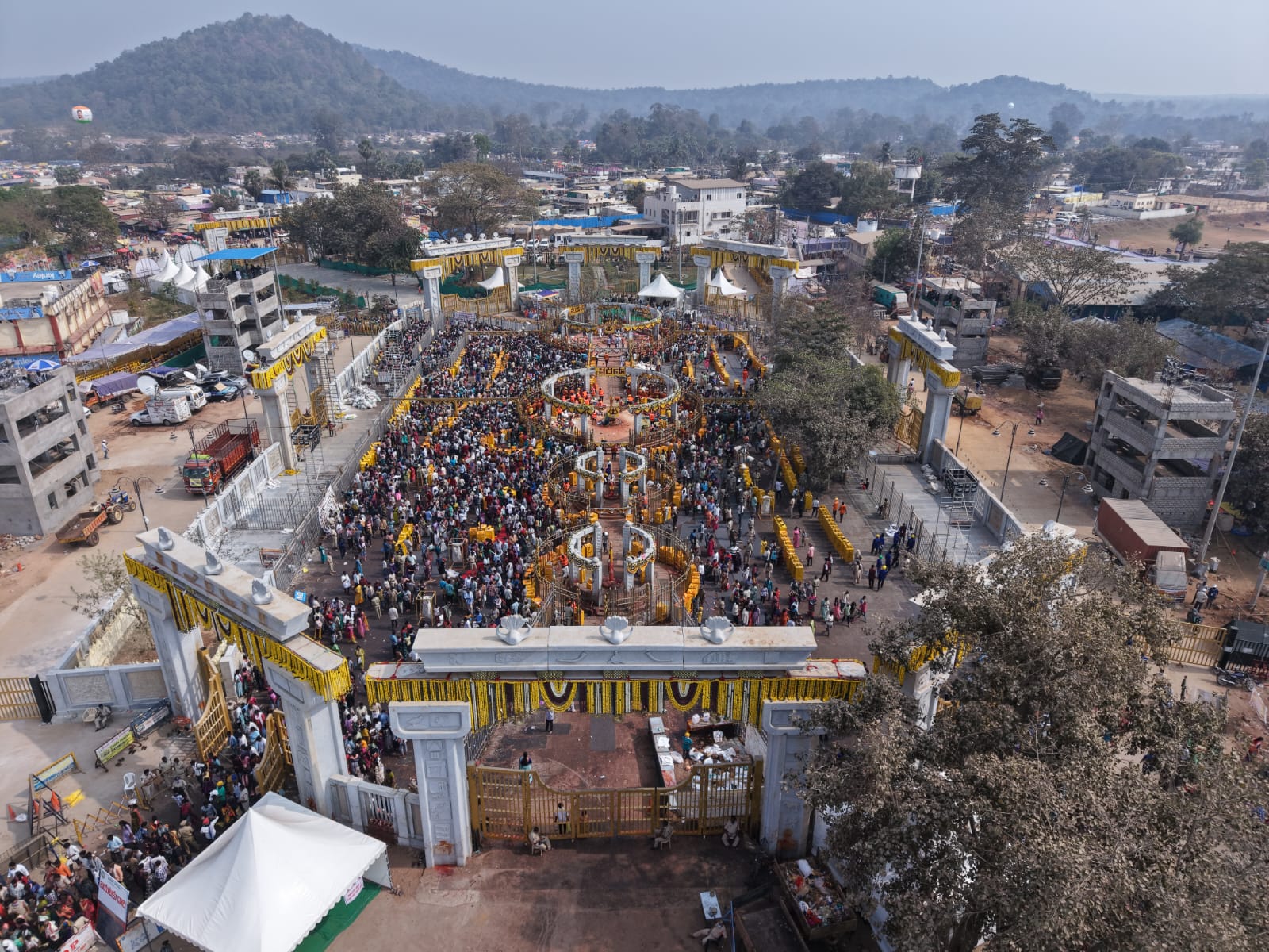 Medaram Jatara 2026 | మేడారం జాతర 2026: వైభవంగా సారలమ్మ రాక.. కన్నుల పండుగగా జాతర దృశ్యాలు - Image 16
