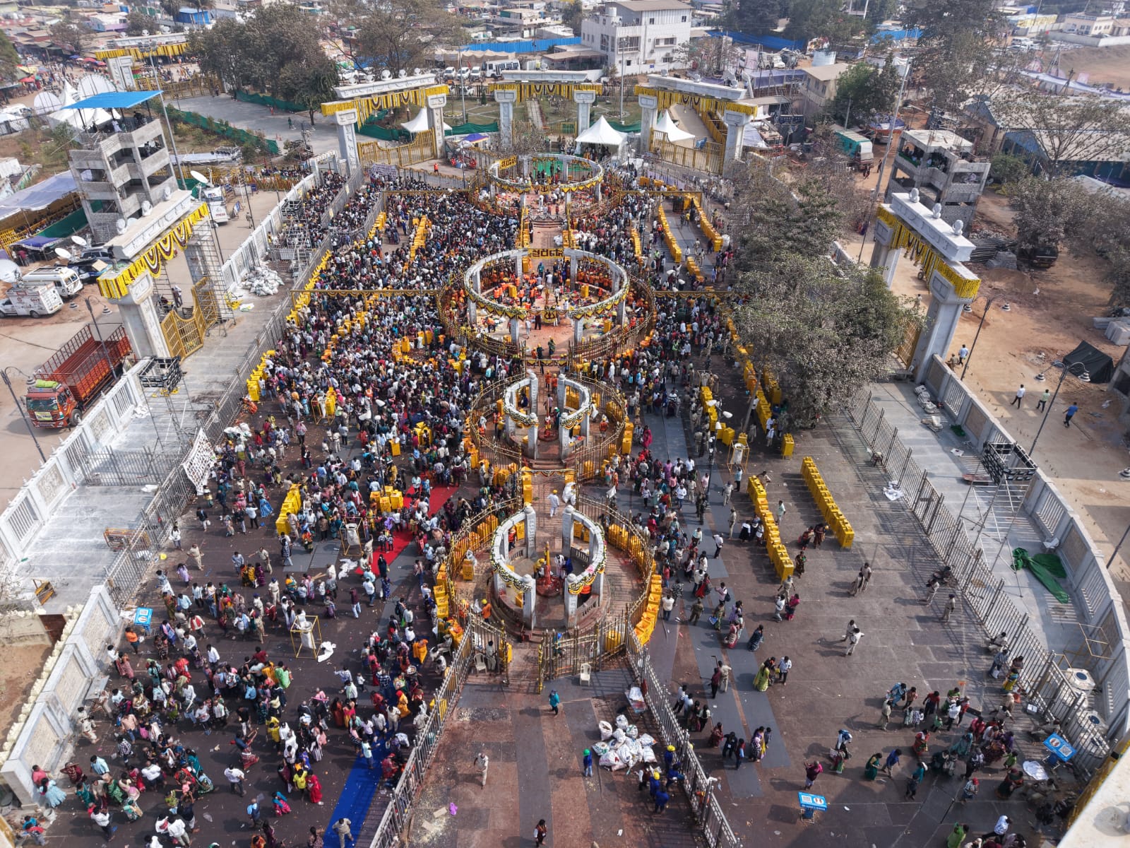 Medaram Jatara 2026 | మేడారం జాతర 2026: వైభవంగా సారలమ్మ రాక.. కన్నుల పండుగగా జాతర దృశ్యాలు - Image 10