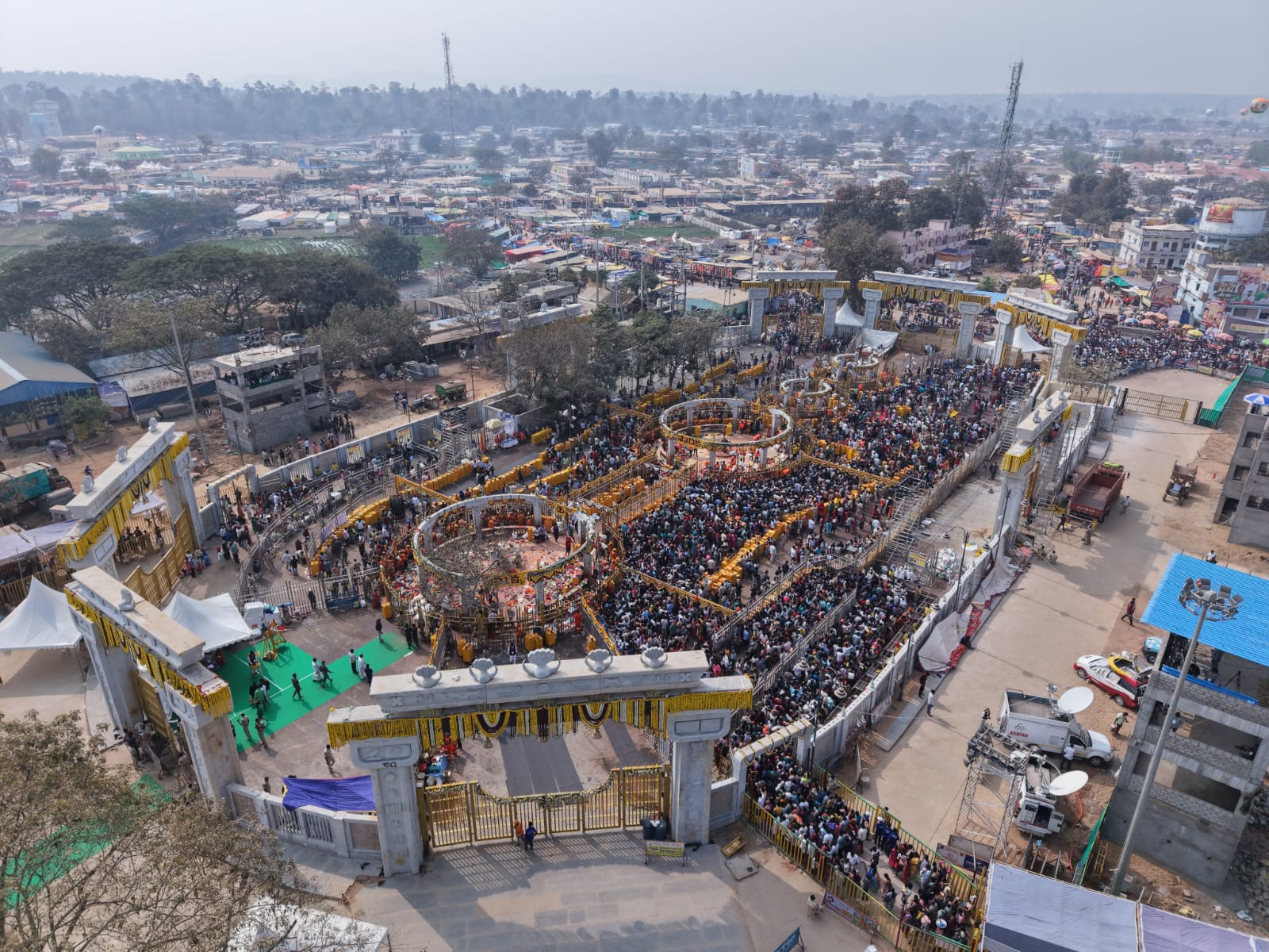 Medaram Jatara 2026 | మేడారం జాతర 2026: వైభవంగా సారలమ్మ రాక.. కన్నుల పండుగగా జాతర దృశ్యాలు - Image 12