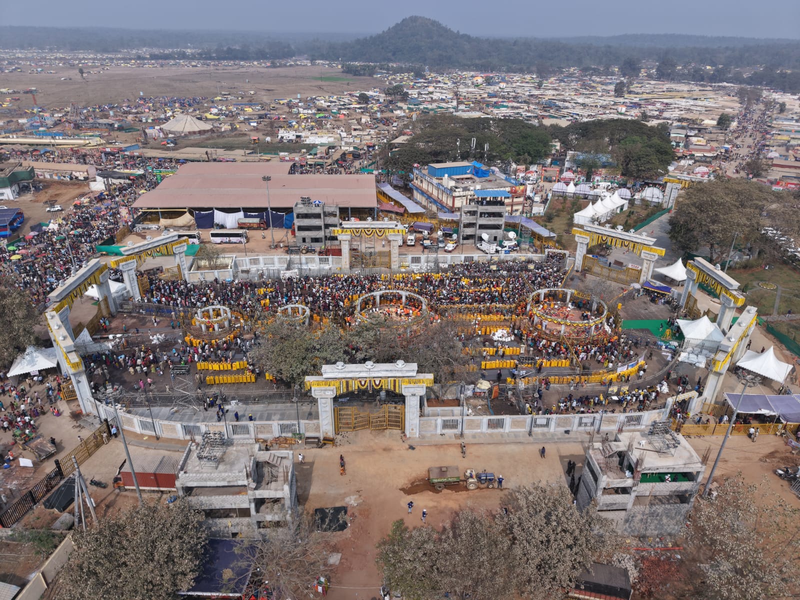 Medaram Jatara 2026 | మేడారం జాతర 2026: వైభవంగా సారలమ్మ రాక.. కన్నుల పండుగగా జాతర దృశ్యాలు - Image 9