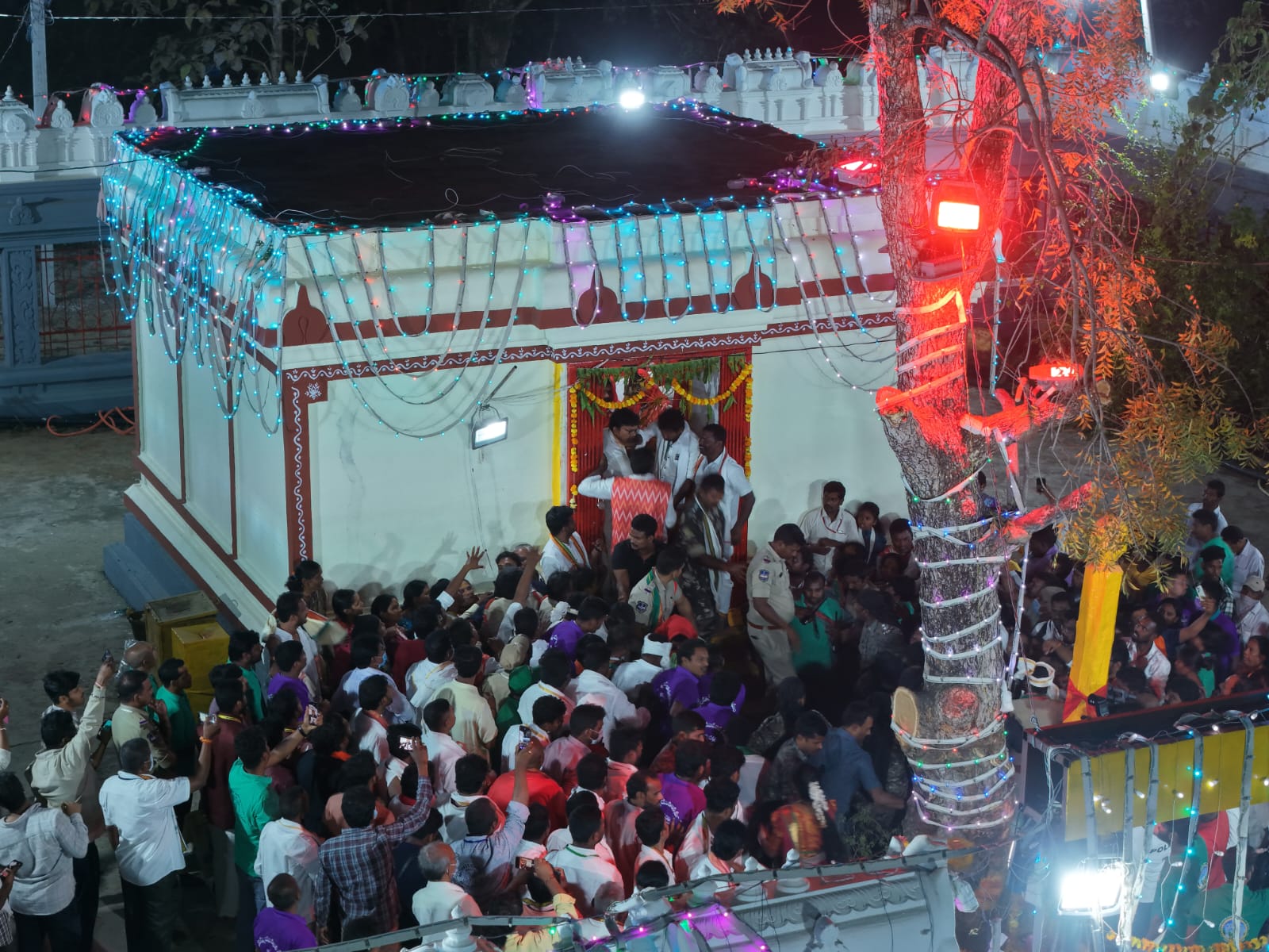 Medaram Jatara 2026 | మేడారం జాతర 2026: వైభవంగా సారలమ్మ రాక.. కన్నుల పండుగగా జాతర దృశ్యాలు - Image 35