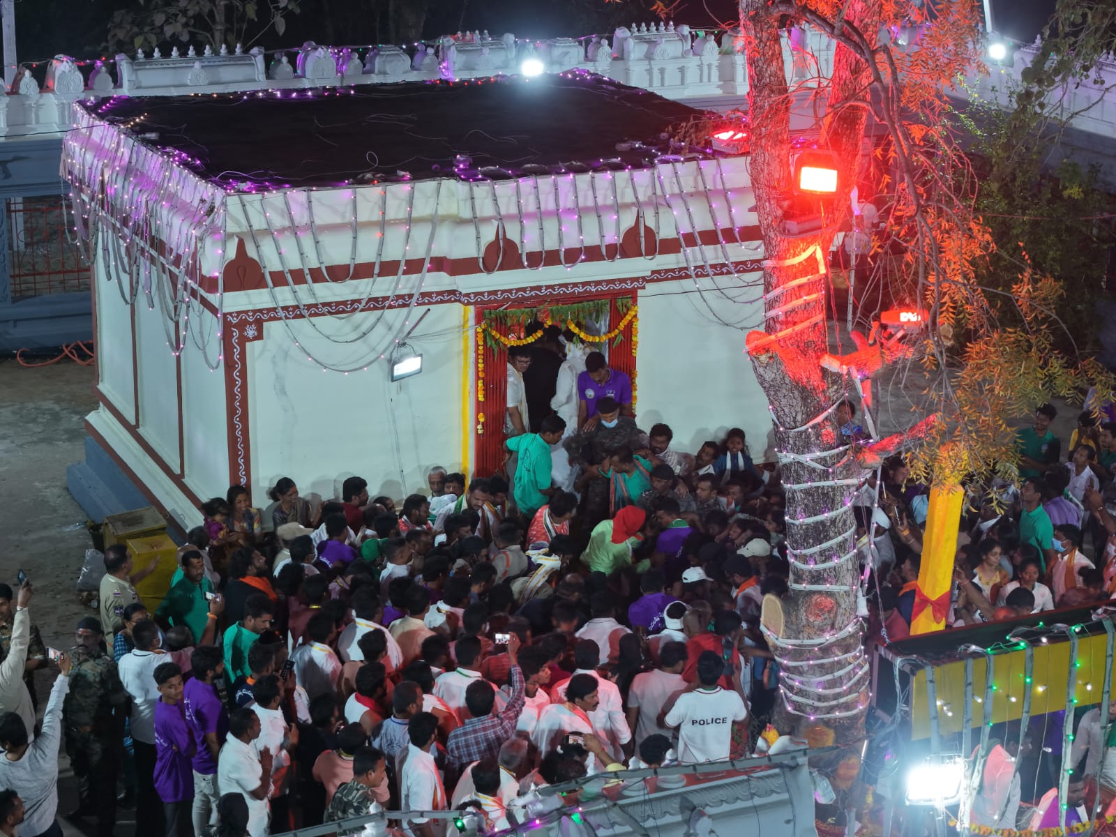 Medaram Jatara 2026 | మేడారం జాతర 2026: వైభవంగా సారలమ్మ రాక.. కన్నుల పండుగగా జాతర దృశ్యాలు - Image 34