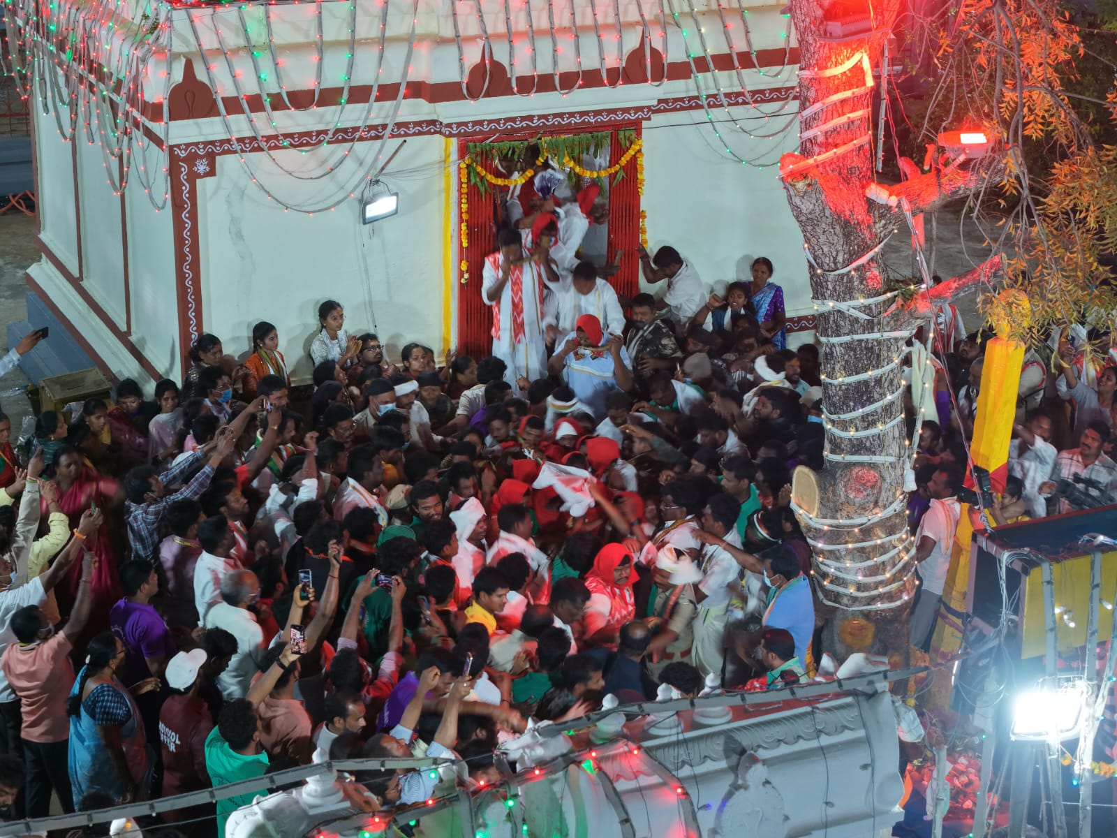 Medaram Jatara 2026 | మేడారం జాతర 2026: వైభవంగా సారలమ్మ రాక.. కన్నుల పండుగగా జాతర దృశ్యాలు - Image 36