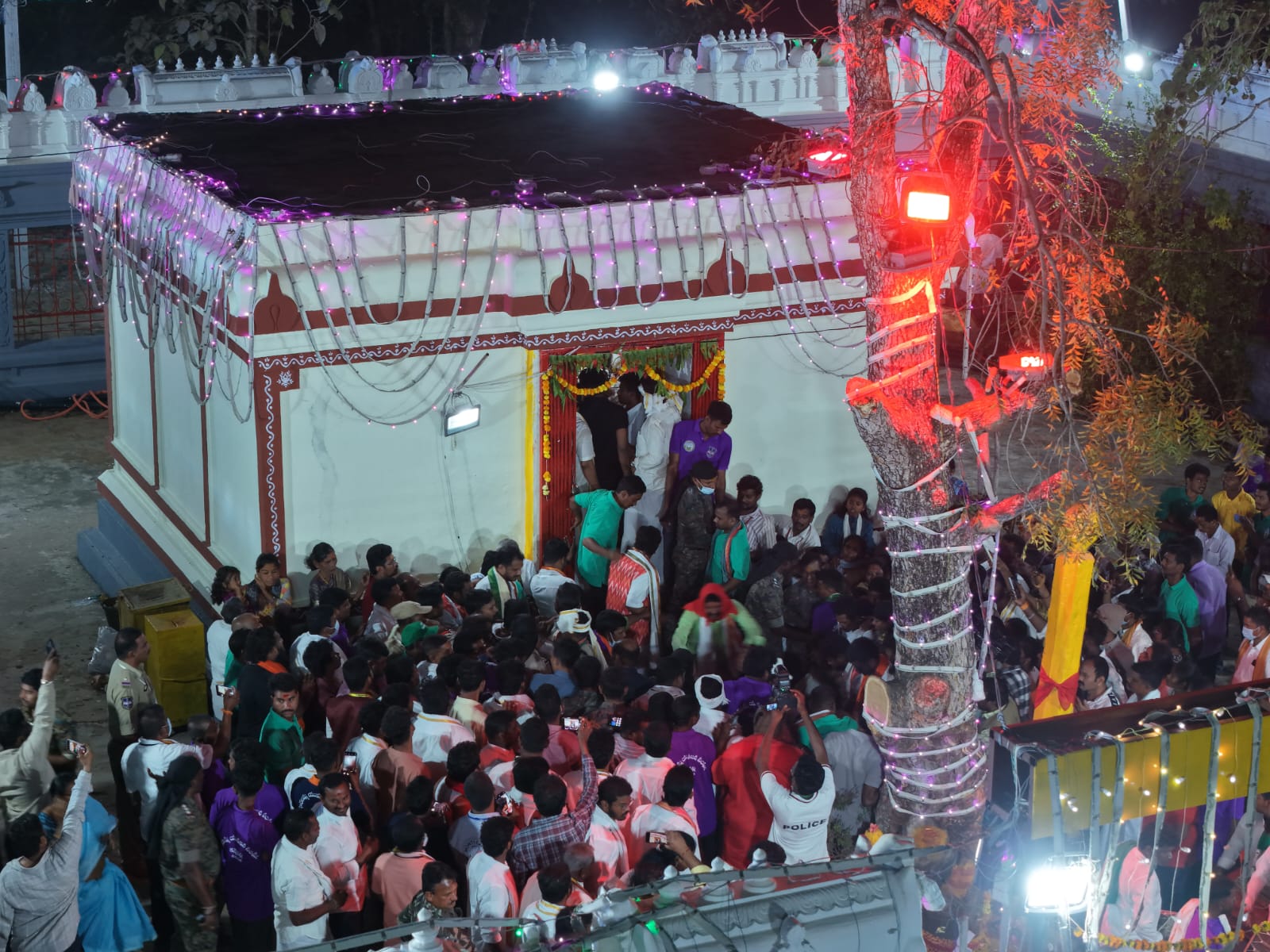 Medaram Jatara 2026 | మేడారం జాతర 2026: వైభవంగా సారలమ్మ రాక.. కన్నుల పండుగగా జాతర దృశ్యాలు - Image 33