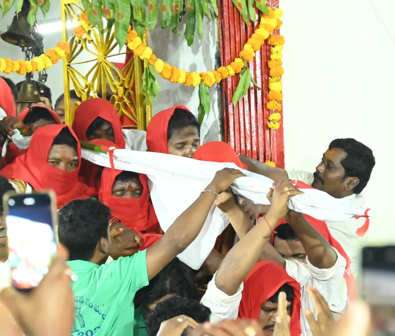 Medaram Jatara 2026 | మేడారం జాతర 2026: వైభవంగా సారలమ్మ రాక.. కన్నుల పండుగగా జాతర దృశ్యాలు - Image 29