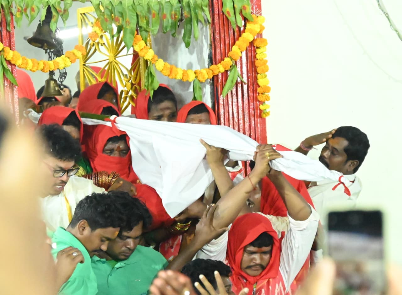 Medaram Jatara 2026 | మేడారం జాతర 2026: వైభవంగా సారలమ్మ రాక.. కన్నుల పండుగగా జాతర దృశ్యాలు - Image 28
