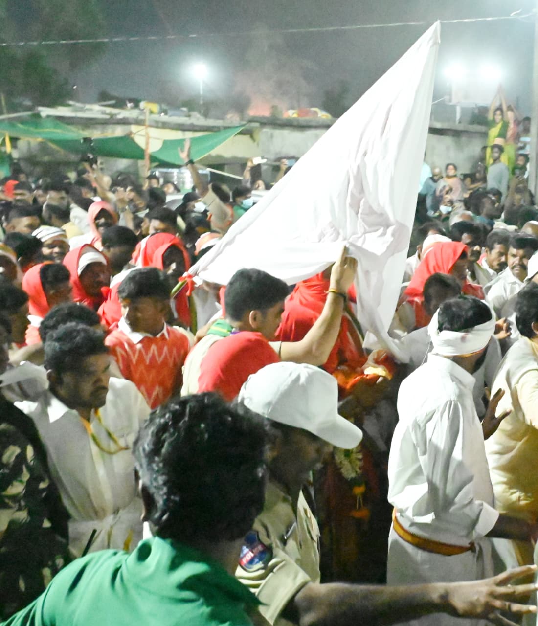 Medaram Jatara 2026 | మేడారం జాతర 2026: వైభవంగా సారలమ్మ రాక.. కన్నుల పండుగగా జాతర దృశ్యాలు - Image 25