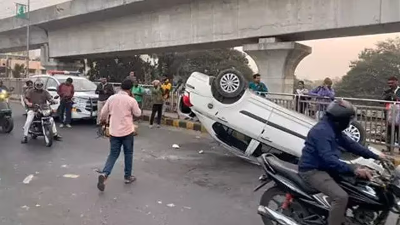 Hyderabad | అతివేగం.. బేగంపేట ఫ్లైఓవర్పై డివైడర్ను ఢీకొని కారు బోల్తా..