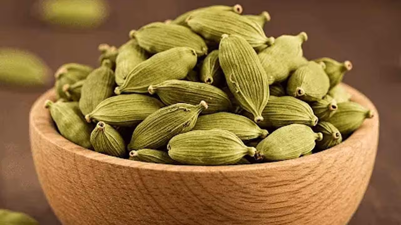 Cardamom | భోజనం చేసిన తరువాత యాలకులను తినండి.. ఎంతో మేలు కలుగుతుంది..!