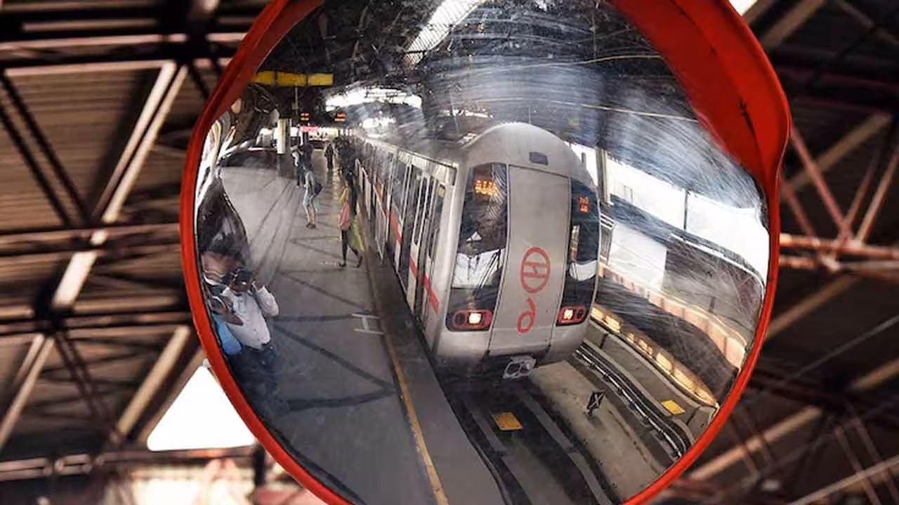Delhi Metro | ఢిల్లీ మెట్రోలో అమెరికన్ యువతికి చేదు అనుభవం.. ఇకపై ఇండియాకు రాను అంటూ..