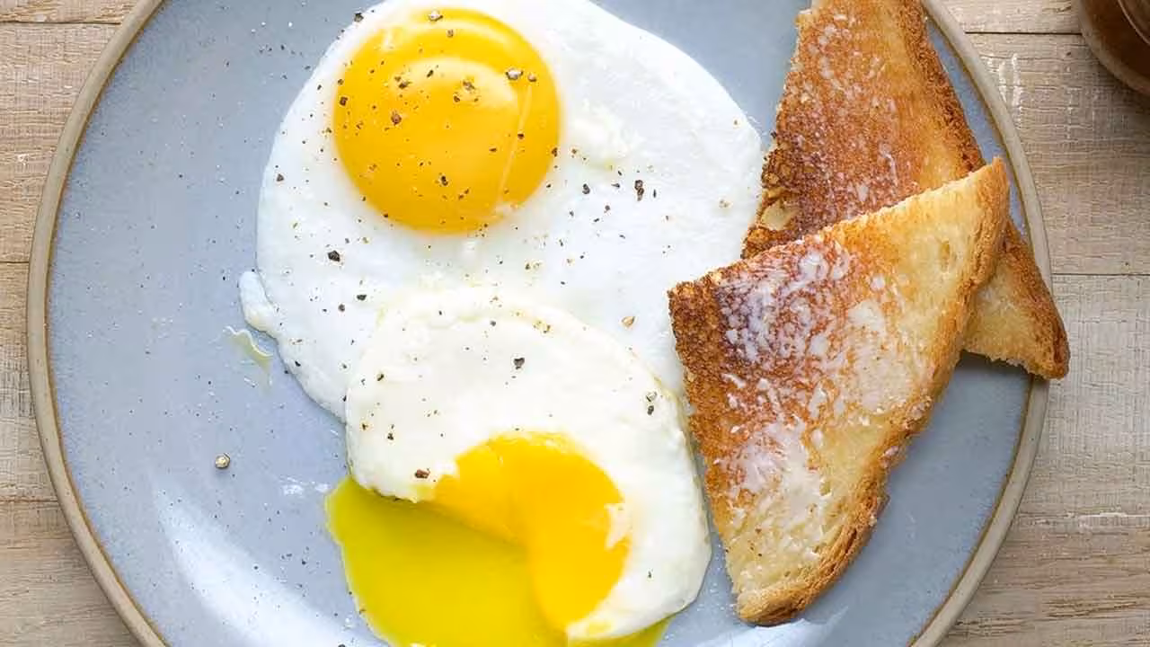 Eggs | కోడిగుడ్లను అసలు రోజుకు ఎన్ని తినాలి..? పచ్చ సొనను తినవచ్చా..?
