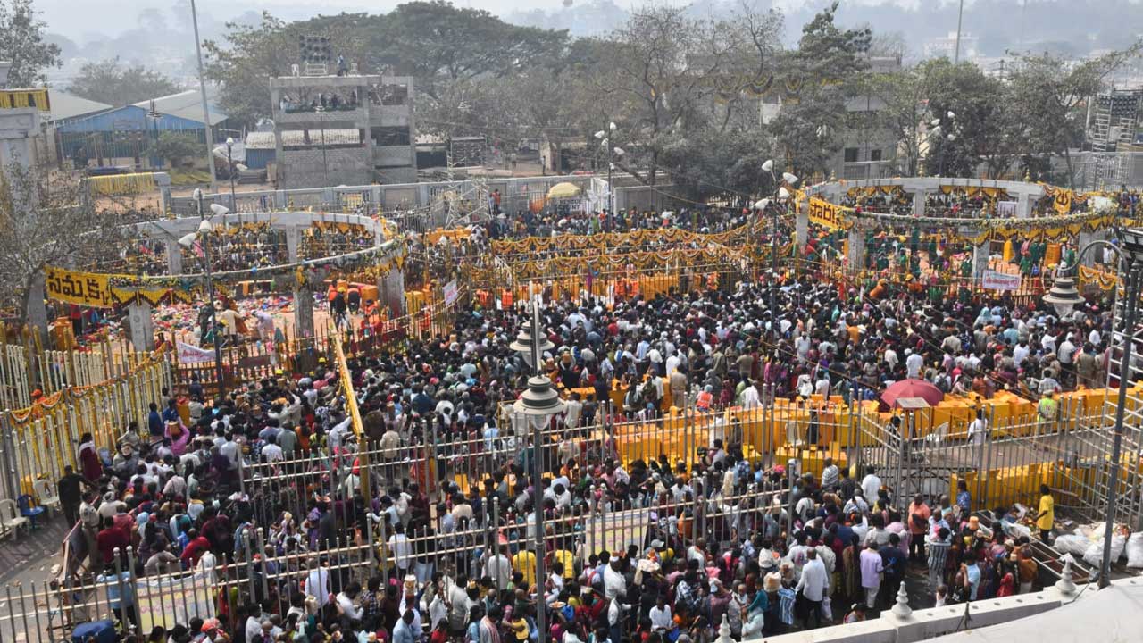 Medaram Jathara | మేడారం జాతరకు పోటెత్తిన భక్తులు.. ఫొటోలు - Image 1
