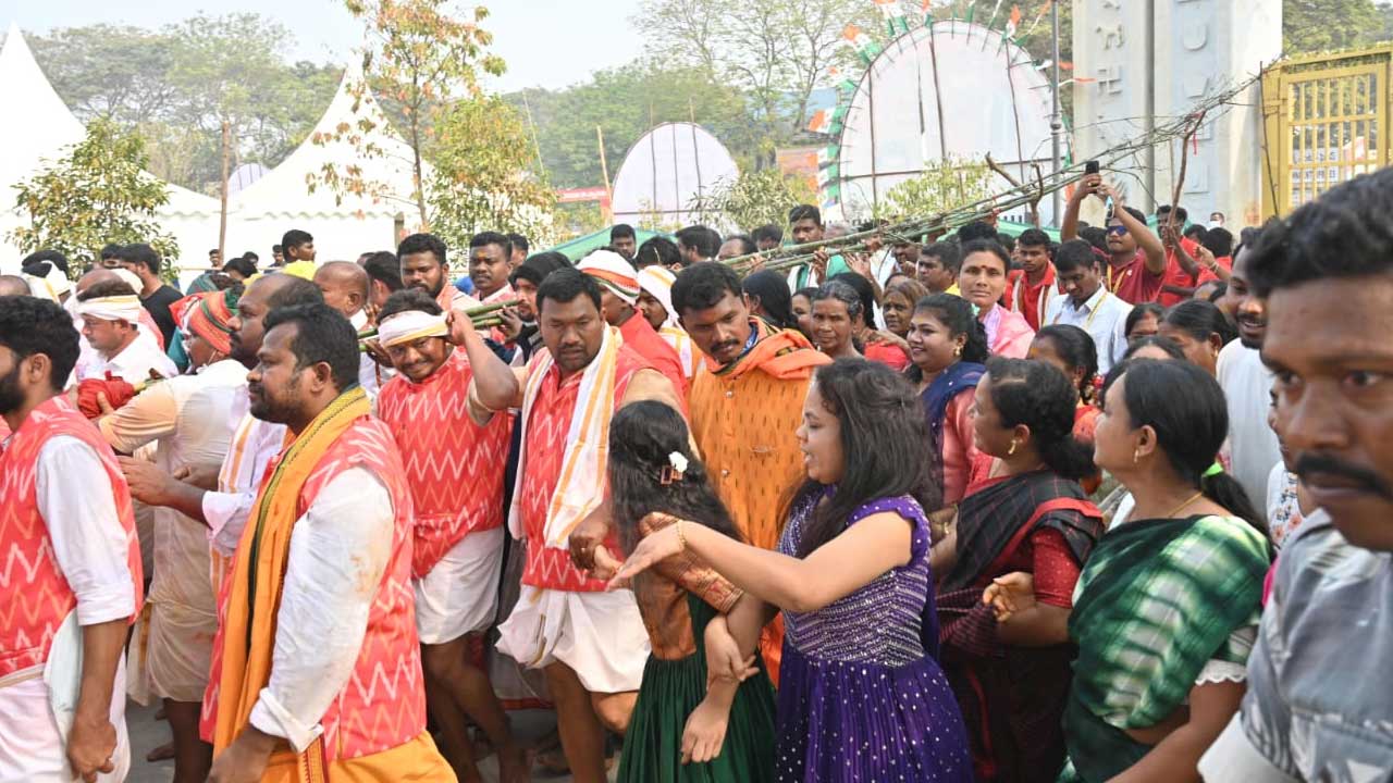 Medaram Jathara | మేడారం జాతరకు పోటెత్తిన భక్తులు.. ఫొటోలు - Image 10