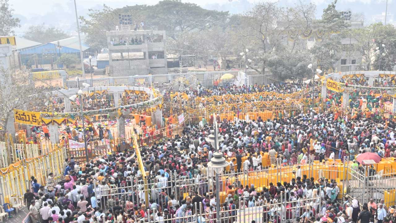 Medaram Jathara | మేడారం జాతరకు పోటెత్తిన భక్తులు.. ఫొటోలు - Image 11